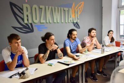 Kolejki po kursy językowe: coraz więcej osób, coraz mniej miejsc